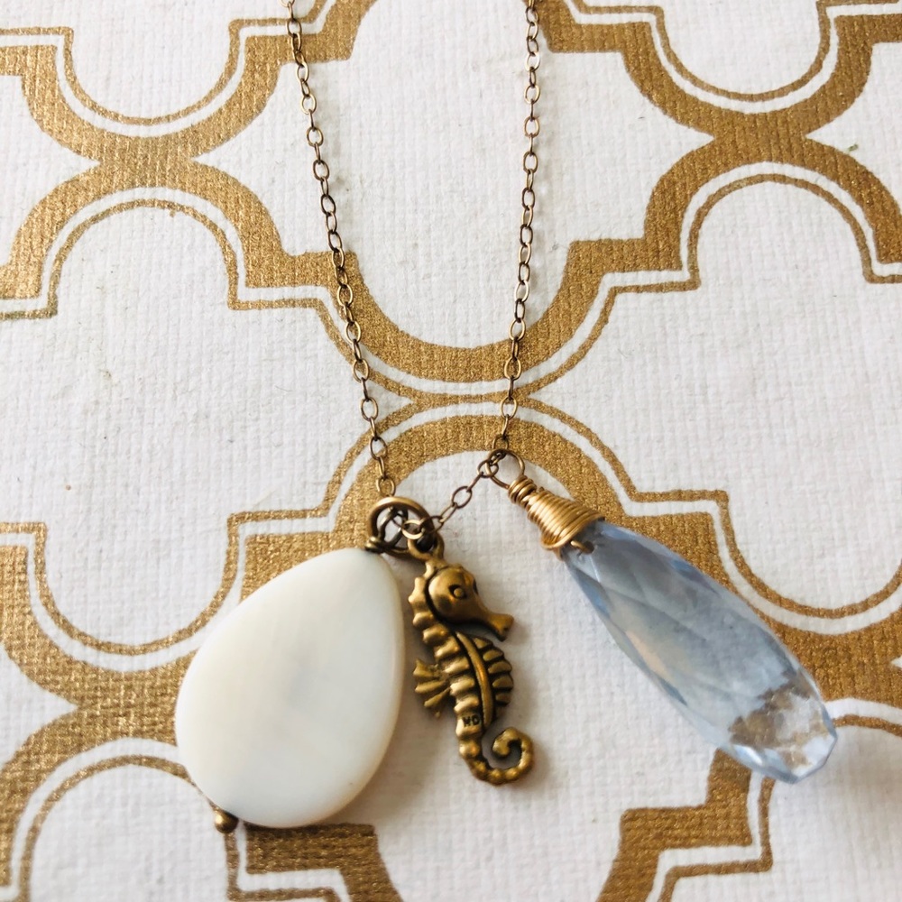 Danty seahorse necklace